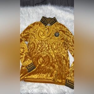 Hermosa camisa estilo
Suéter de hombre puesta solo una vez